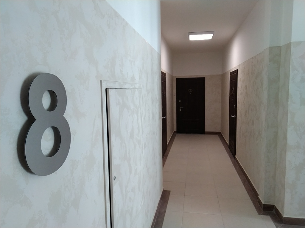 Этаж номер три. Цифры на стене. Цифры на этажах. На стене цифры этажи. Номер квартиры с подсветкой.