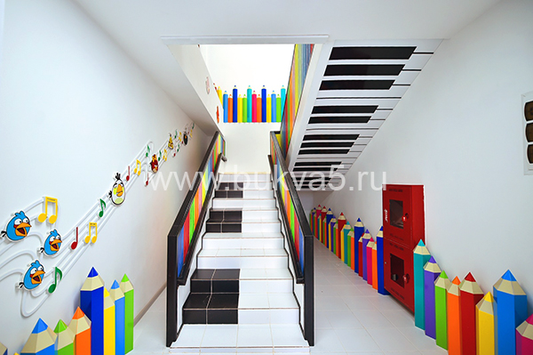 Оформление лестницы в детском саду